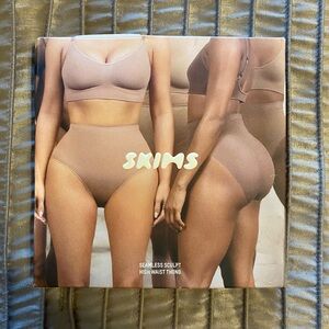 Skims Seamless Sculpt HIGH-WAISTED THONG. COLOR: OCHRE. Large. (Box dented)